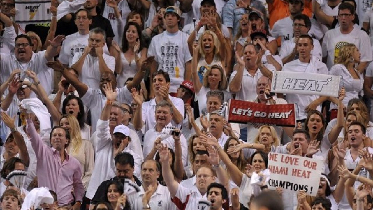 Most die. Майами хит болельщики. Фанатка Майами хит. Miami Heat hot Fans.