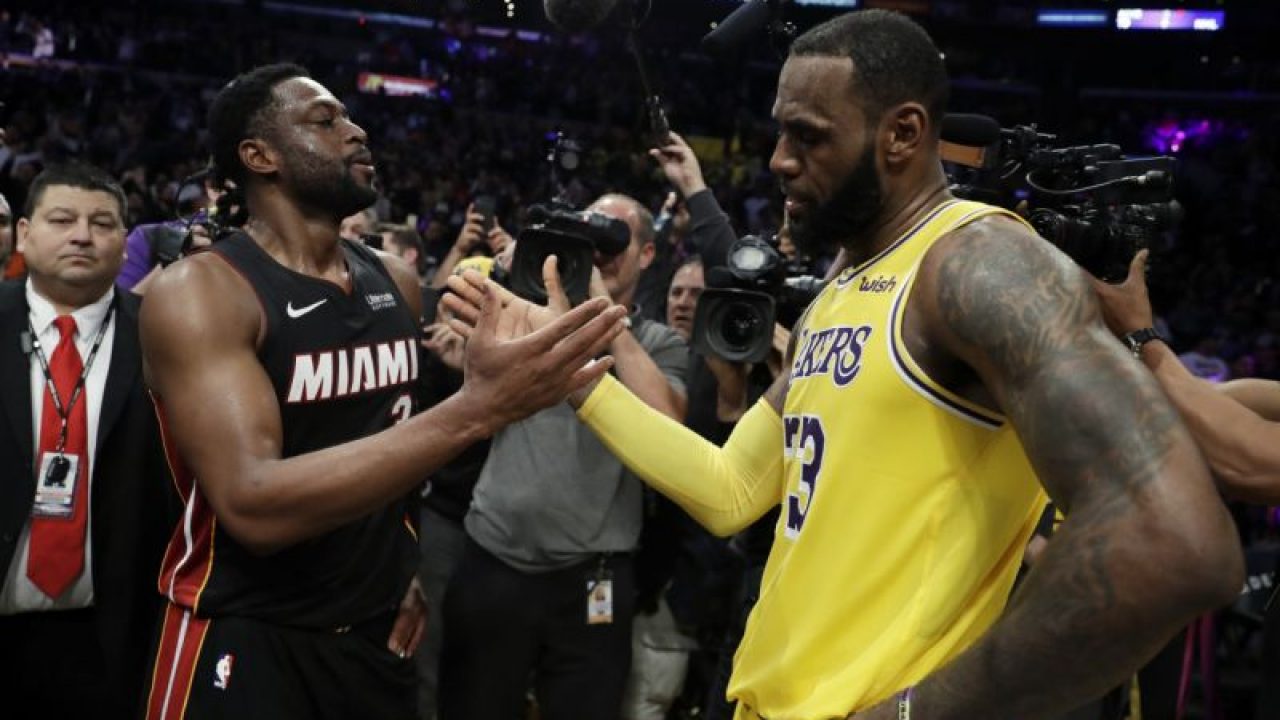 LeBron James, Dwyane Wade help Miami Heat rally past Philadelphia 76ers,  become fourth NBA team to win 20 straight games in the same season – New  York Daily News